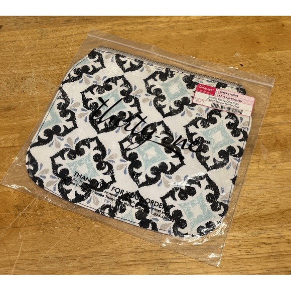 thirty-one Handbags - Thirty One 31 Studio‎ Thirty One Flap Magnet Closer AC11 Fab Flourish Blue White